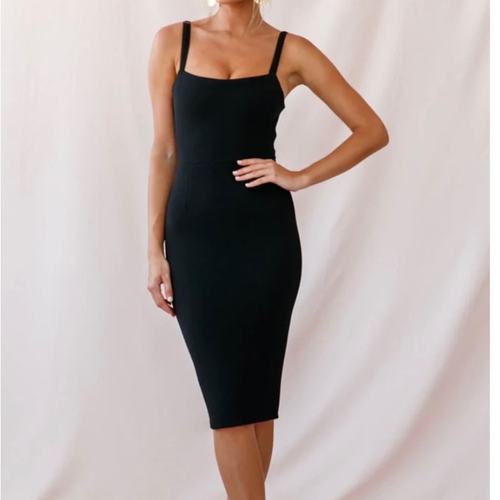 Georgia square neckline. Selfie leslie